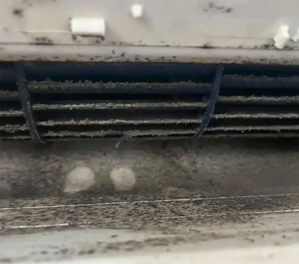 建水空调吹的风有股烧焦味是怎么回事